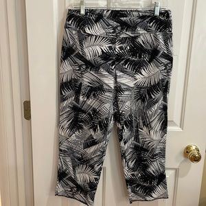 Black and white palm leaf cropped pants